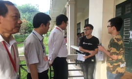 Thứ trưởng Bộ GD&ĐT Lê Hải An động viên thí sinh tại buổi thí sáng nay ở điểm thi trường CĐ Cộng đồng, Bắc Kạn - ảnh Nghiêm Huê