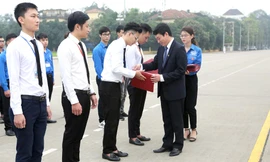 PGS.Đào Văn Đông, hiệu trưởng nhà trường trao quyết định kết nạp Đảng viên