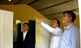 Bộ trưởng Phùng Xuân Nhạ kiểm tra khu nhà vệ sinh của Trường Tiểu học và THCS xã Pa Thơm