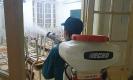 Dọn vệ sinh khử khuẩn, chuẩn bị đón học sinh quay lại trường