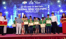 Ban tổ chức trao thưởng cho các học sinh xuất sắc khu vưc phía Bắc.