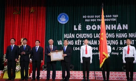 ĐH Thái Nguyên đón nhận huân chương Lao động hạng nhất