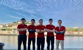 Ba sinh viên (đứng giữa) của trường ĐH Bách khoa Hà Nội tham gia cuộc thi lập trình quốc tế