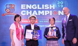 Trao giải thưởng cho quán quân 