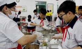 Bữa ăn học đường nhận được sự quan tâm của các phụ huynh