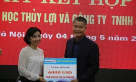 Tổng giám đốc công ty TNHH Grundfos Việt Nam trao tặng học bổng cho bộ môn cấp thoát nước