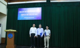 GS.Phùng Hồ Hải (ngoài cùng bên trái), Viện trưởng Viện Toán học Việt Nam bổ nhiệm chức danh giáo sư cho PGS.TSKH Phạm Hoàng Hiệp (đứng giữa) và chức danh phó giáo sư cho TSKH.Đoàn Thái Sơn