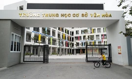 Hai mẹ con đến điểm thi muộn: Con khóc nức nở, mẹ đứng nhìn vô vọng