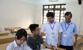 Lãnh đạo Sở GD&ĐT Hà Nội động viên thí sinh đặc biệt nhất của mùa thi năm nay. Ảnh Thanh Tùng