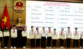 Ông Chử Xuân Dũng, Giám đốc Sở GD&ĐT Hà Nội trao phần thưởng cho học sinh giỏi tiêu biểu của Quận Ba Đình