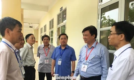 Thứ trưởng Bộ GD&ĐT Nguyễn Hữu Độ kiểm tra công tác chấm thi tự luận của Hà Nội