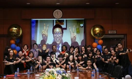  Sinh viên Phan Lê Thanh Chương đang sinh sống và làm việc tại Mỹ, chụp ảnh cùng sinh viên , cán bộ Đại học Trực tuyến FUNiX trong Lễ Trao Bằng Tốt nghiệp của mình 