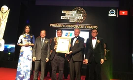 TS.Lê Trường Tùng, giám đốc Tổ chức giáo dục FPT (bên trái) tại lễ công bố thương hiệu