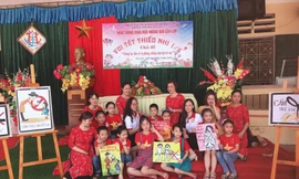 một buổi sinh hoạt ngoài giờ lên lớp về phòng chống xâm hại cho học sinh của nhóm Linh, Chi. Ảnh NVCC