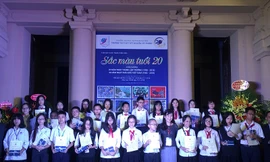 Cô Nguyễn Thị Thu Anh, hiệu trưởng nhà trường trao phần thưởng cho các học sinh có tranh được trưng bày tại triển lãm