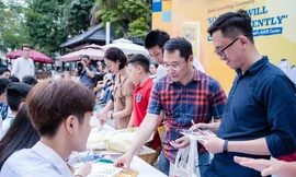 Độc giả háo hức xin chữ ký các tác giả - ảnh Kiên Nguyễn