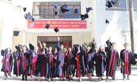 Cử nhân, thạc sĩ, tiến sĩ trong lễ tốt nghiệp