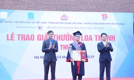 Anh Bùi Quang Huy, Bí thư BCH Trung ương Đoàn, Chủ tịch Trung ương Hội Sinh viên Việt Nam (bên trái) và đại diện BTC trao quà cho các sinh viên có đồ án tốt nghiệp xuất sắc.