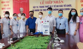 Học sinh chế máy rửa tay tự động tặng cơ sở y tế