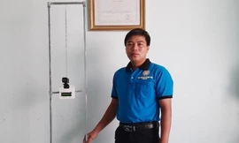 Thầy Mai Trọng Hữu với sản phẩm sáng chế máy đo thân nhiệt thông minh