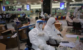 Những phút chợp mắt tranh thủ tại sân bay. Ảnh: Mạnh Thắng