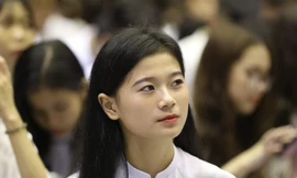 Nữ sinh sư phạm rạng ngời trong lễ khai giảng năm học mới