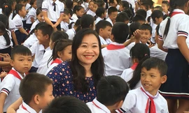 Lễ khai giảng muộn của những học sinh đi dép lê