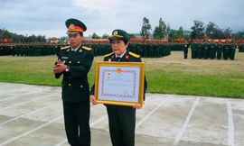 Bà Nguyễn Thị Vân, vợ Bác sỹ Đặng HữuTuệ thay mặt chồng nhận Quyết định truy tặng của Chủ tịch nước