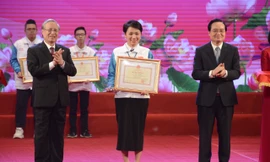 Ông Trần Quốc Vượng, Thường trực Ban Bí thư và ông Phùng Xuân Nhạ, Bộ trưởng Bộ GD&ĐT trao giải nhất cho thí sinh