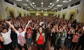 Sinh viên cổ vũ cho đội tuyển U23 Việt Nam. 