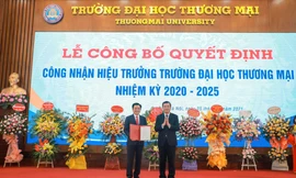Thứ trưởng Bộ GD&ĐT Nguyễn Văn Phúc (bên phải) trao quyết định bổ nhiệm Hiệu trưởng trường Đại học Thương mại cho PGS.TS Nguyễn Hoàng
