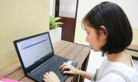 Sinh viên học trực tuyến. Ảnh: UEH