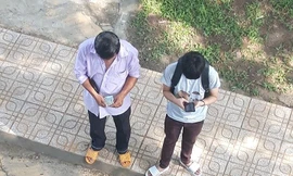 Cay mắt với bức ảnh cha đi dép tổ ong, tẩn mẩn đếm tiền cho con nhập học