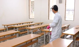 Trường ĐH ráo riết khử trùng đón sinh viên trở lại học ngày 2/3