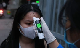 Đủ 'chiêu' phòng dịch ngày đầu tiên sinh viên Hà Nội trở lại giảng đường 