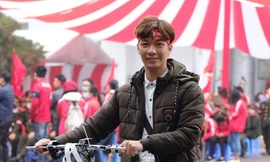 Nguyễn Văn Cường với phần quà của mình tại Chương trình Chủ nhật Đỏ