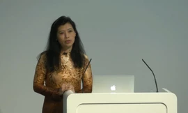 GS. Nguyễn Thị Kim Thanh trình bày bài giảng tại Hội khoa học Hoàng gia Anh - ảnh cắt từ clip