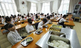 Xúc động với trải nghiệm bữa ăn bóng tối của học sinh