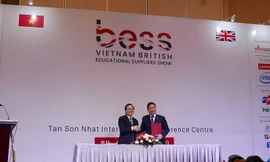 Bộ trưởng Bộ GD&ĐT Phùng Xuân Nhạ và Chủ tịch Hội đồng quản trị FPT Trương Gia Bình ký kết thỏa thuận hợp tác