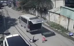 Học sinh bị rơi ra đường từ trên xe đưa đón - ảnh cắt từ clip