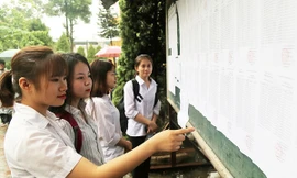 Thí sinh tại Lào Cai đến điểm thi làm thủ tục đăng ký dự thi THPT quốc gia 