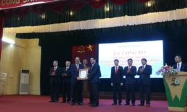 GS.Trần Văn Chứ, hiệu trưởng trường ĐH Lâm nghiệp nhận chứng nhận kiểm định