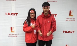 Sinh viên Nguyễn Mạnh Dũng và Lại Thị Hà Giang, Học viện Tài chính, lần đầu tiên tham gia Chủ nhật đỏ