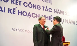 GS.TSKH Đặng Hùng Thắng đón nhận danh hiệu Nhà giáo Nhân dân do Chủ tịch nước phong tặng