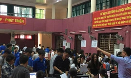 Sáng nay, đông đảo tân sinh viên và phụ huynh đến UTT nhập học.