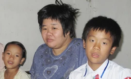 Chị Thuần cùng hai con