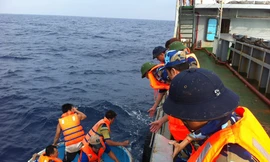 Lính hải quân đương đầu sóng dữ