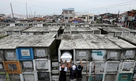 Đặt quan tài vào mộ trên cao