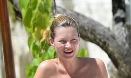 Kate Moss thản nhiên phơi ngực trần giữa biển