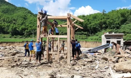 Dựng lại nhà bị lũ cuốn trôi ở bản Sa Ná